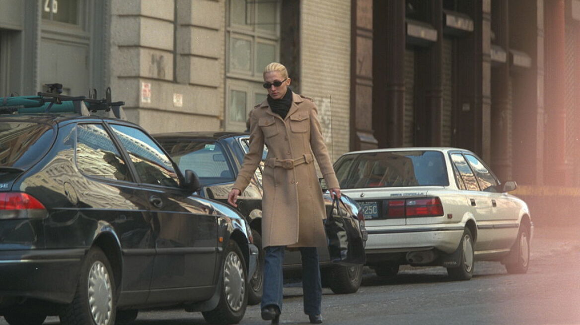 Το Prada παλτό της Κάρολιν Μπεσέτ-Κένεντι πουλήθηκε σε τιμή που ξεπέρασε κάθε προσδοκία
