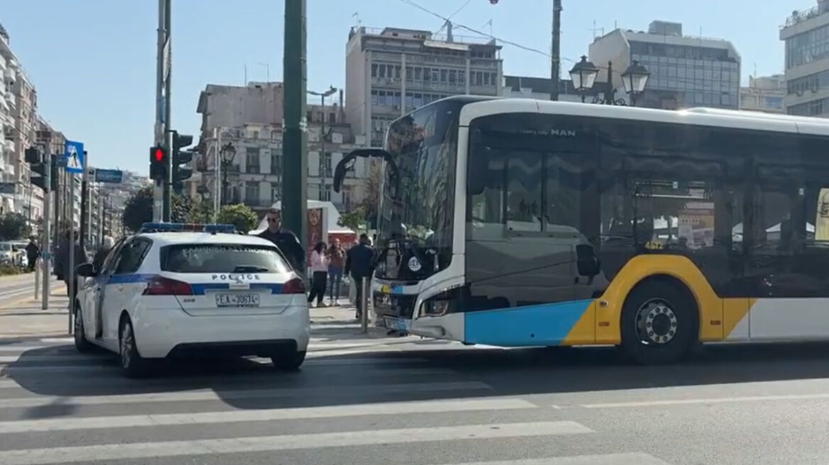 Ηλικιωμένος παρασύρθηκε από αστικό λεωφορείο στον Πειραιά, τραυματίστηκαν και δύο επιβάτες, δείτε βίντεο
