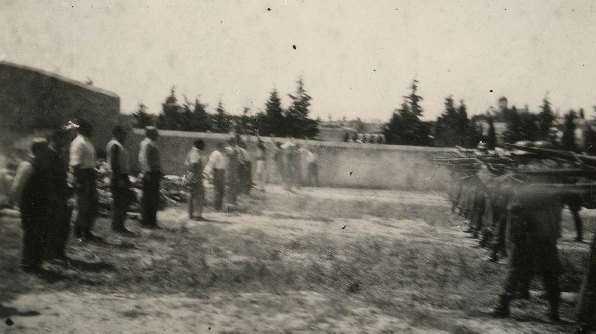 Κοιτώντας τον θάνατο στα μάτια: Η συγκλονιστική φωτογραφία από την εκτέλεση των 200 στην Καισαριανή