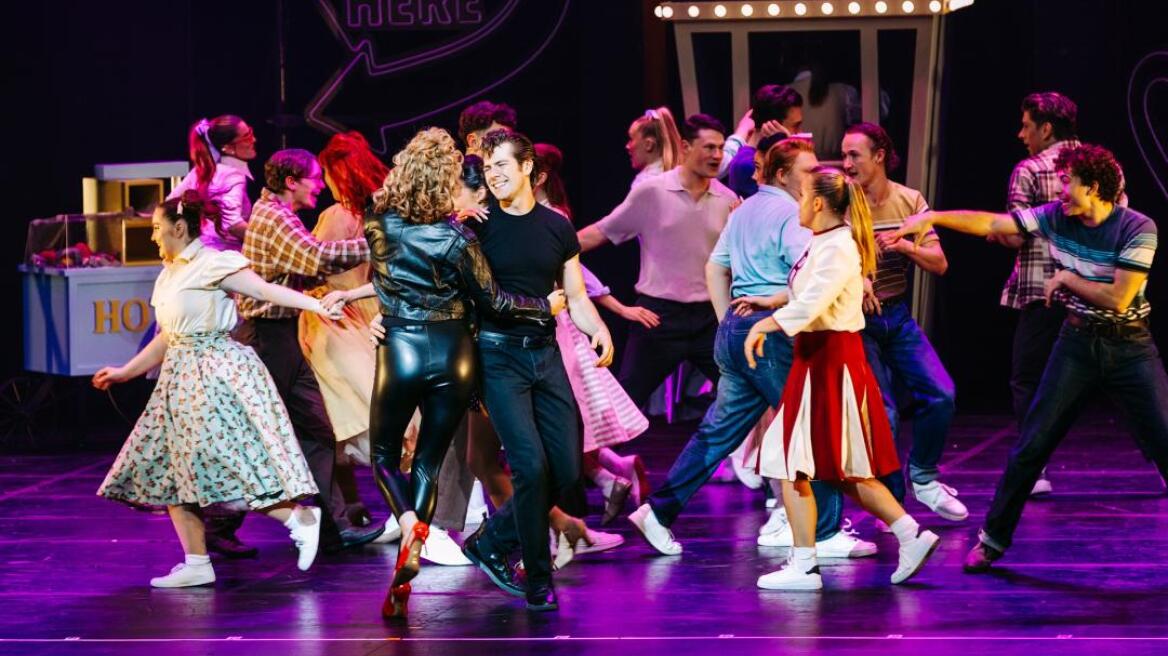 «Grease»: Το δημοφιλές μιούζικαλ έρχεται από το Λονδίνο στο Μέγαρο Μουσικής Θεσσαλονίκης