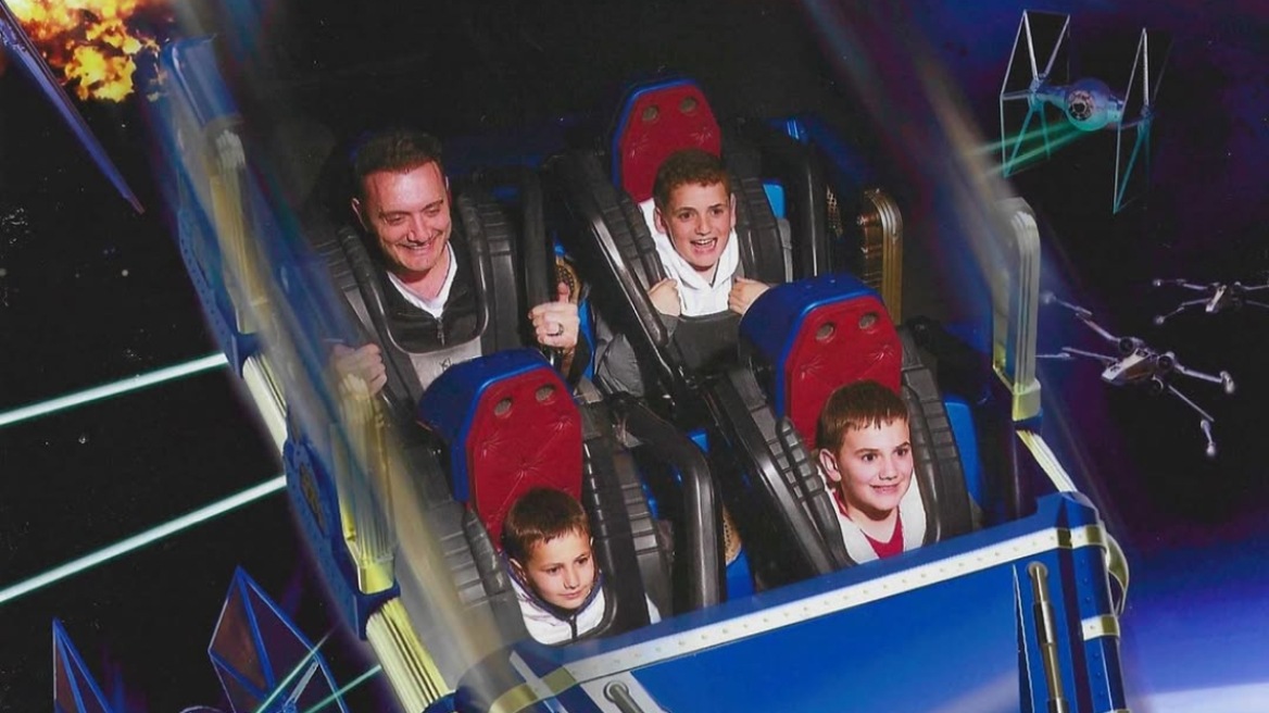 Ο Χρήστος Μενιδιάτης πήγε μετά από 30 χρόνια στην Disneyland με την οικογένειά του: Τότε παιδί και τώρα με παιδιά, έγραψε