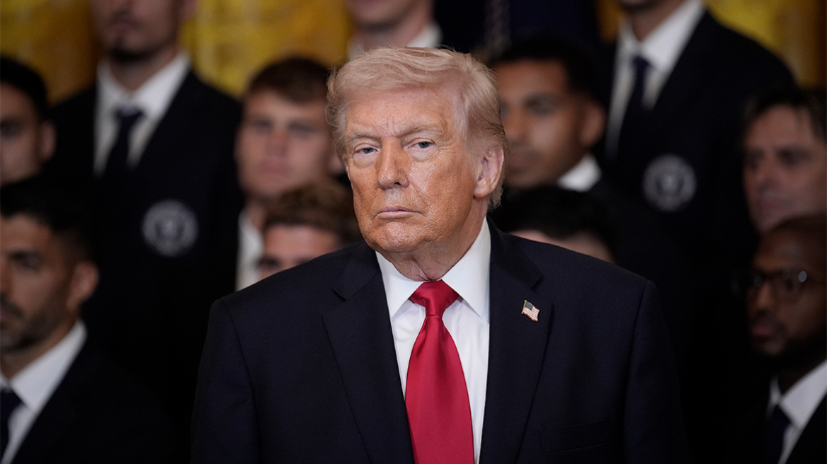 Η εμμονή του Τραμπ με τα παπούτσια των 145 δολαρίων – Το «dress code» που κανείς δεν μπορεί να αγνοήσει
