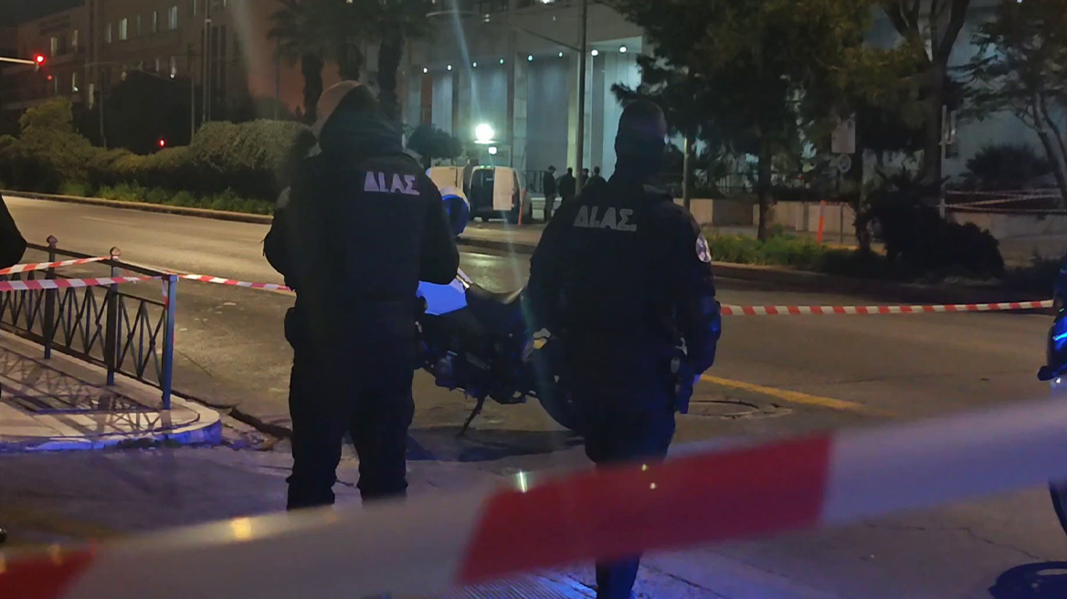 Δείτε τη στιγμή της ελεγχόμενης έκρηξης στο σακίδιο του Σουδανού που απειλούσε να ανατιναχθεί  έξω από τη ΓΑΔΑ - Είχε δύο πλήρως λειτουργικές χειροβομβίδες