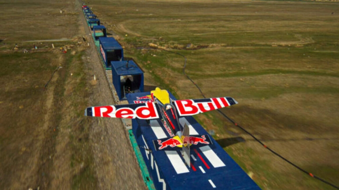 Ιταλός πιλότος προσγείωσε αεροπλάνο σε κινούμενο, με 120 χλμ/ώρα, τρένο και έγραψε ιστορία (vid)