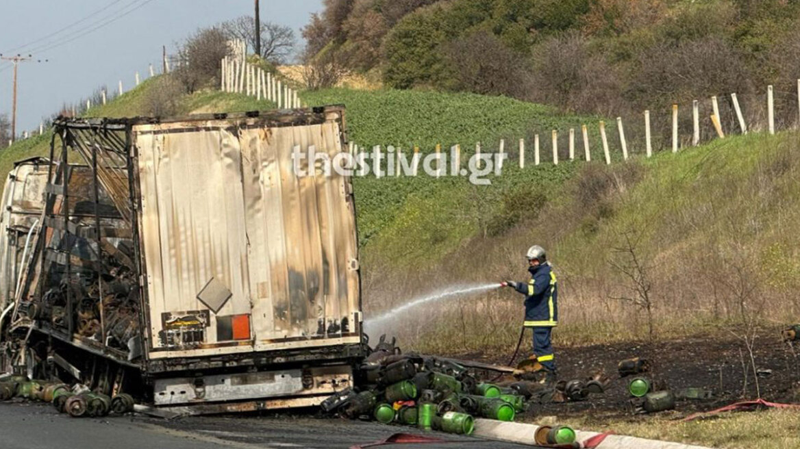 Φωτιά σε φορτηγό στην Εγνατία Οδό Θεσσαλονίκης - Σερρών στο ύψος της Ασσήρου