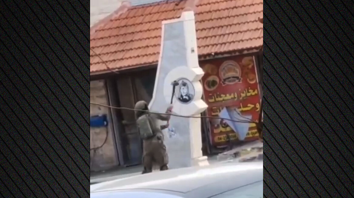  Ισραηλινός στρατιώτης βανδαλίζει με βαριοπούλα μνημείο αφιερωμένο στον Γιάσερ Αραφάτ στη Δυτική Όχθη, βίντεο