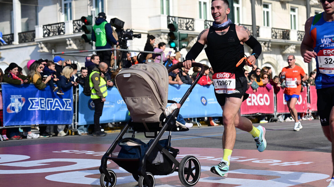 Διαγωνιζόμενος έτρεξε με μωρό στην αγκαλιά, άλλος μαζί με τον σκύλο του, δείτε όσα έγιναν στον Ημιμαραθώνιο της Αθήνας