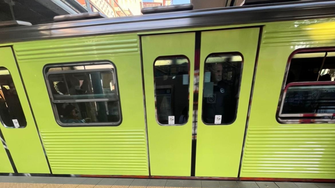 Μετά το φούξια τρένο, συρμός του ΗΣΑΠ βάφτηκε τώρα... λαχανί και έγινε viral, δείτε βίντεο