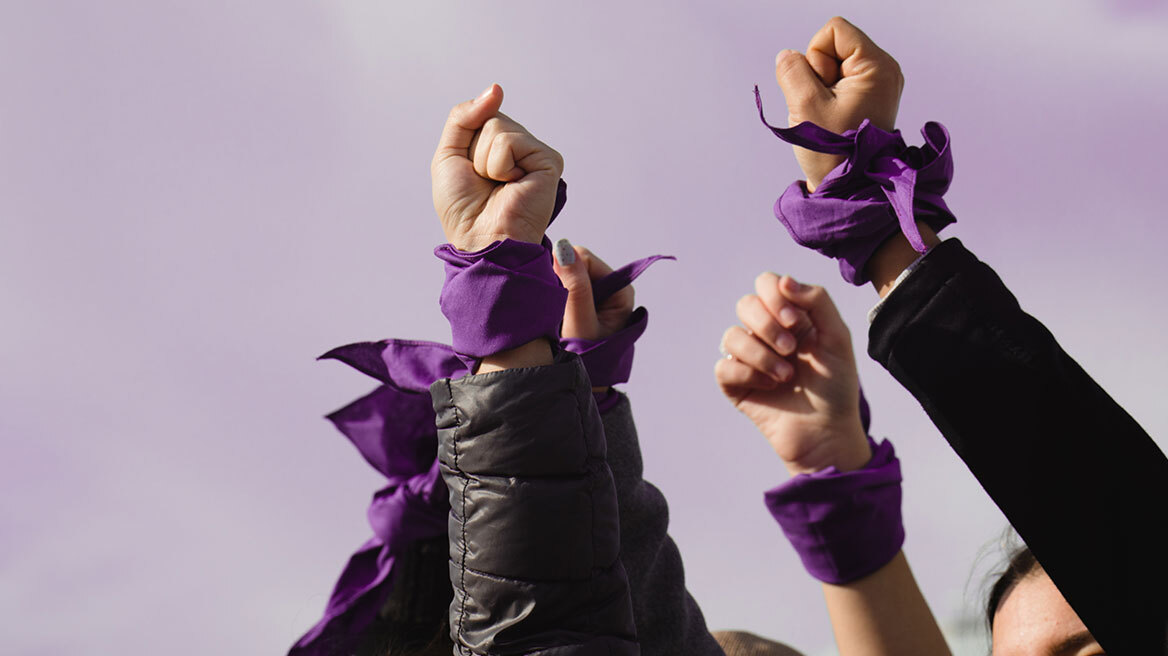 Γιατί η μωβ κορδέλα είναι το σύμβολο της Παγκόσμιας Ημέρας της Γυναίκας
