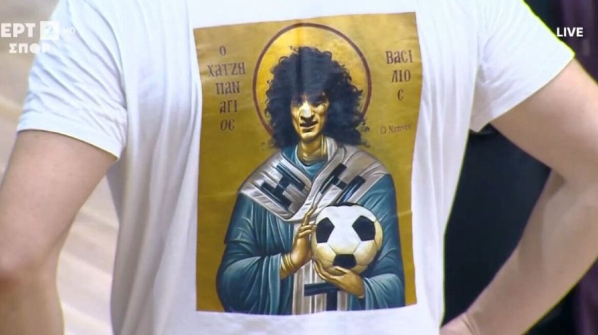 O Βασίλης Χατζηπαναγής έγινε... Άγιος: Το φοβερό μπλουζάκι που φορούσε φίλαθλος του Ηρακλή στο Ιβανώφειο, βίντεο 