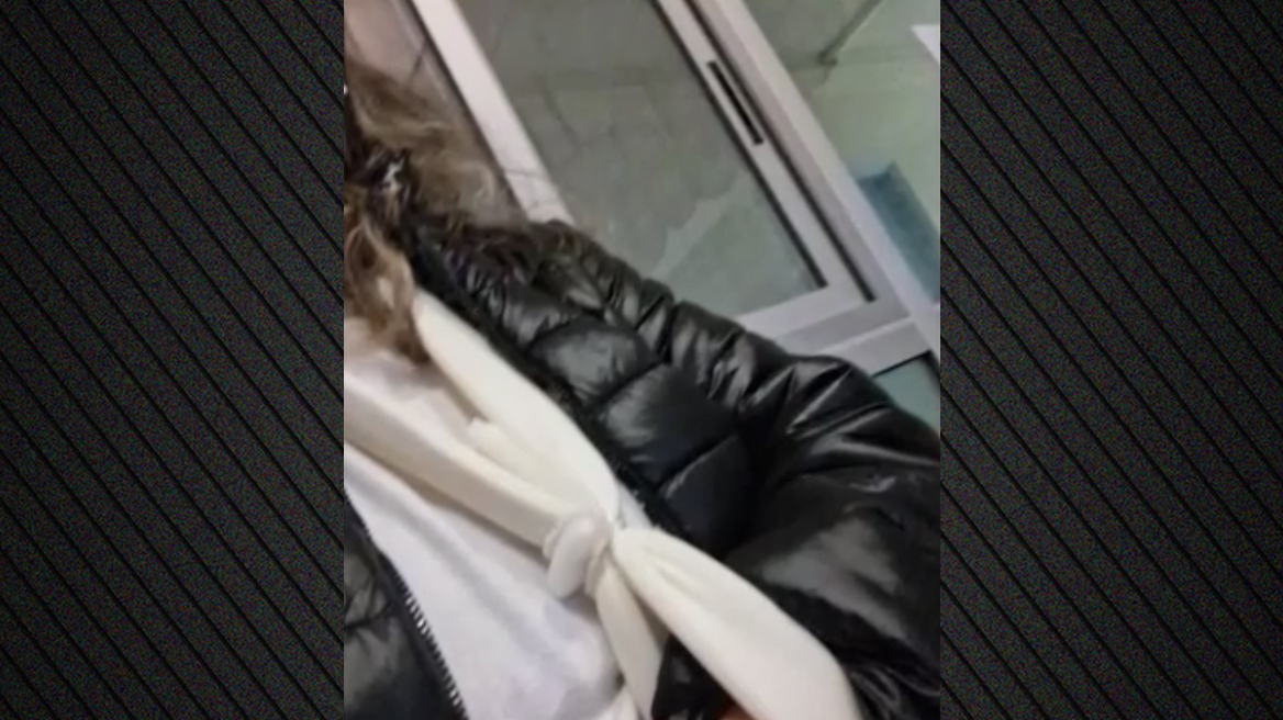 «Αν δεν ήταν η κόρη μου θα με είχαν κατασπαράξει», λέει η γυναίκα που δέχθηκε επίθεση από αδέσποτα σκυλιά στην Πυλαία