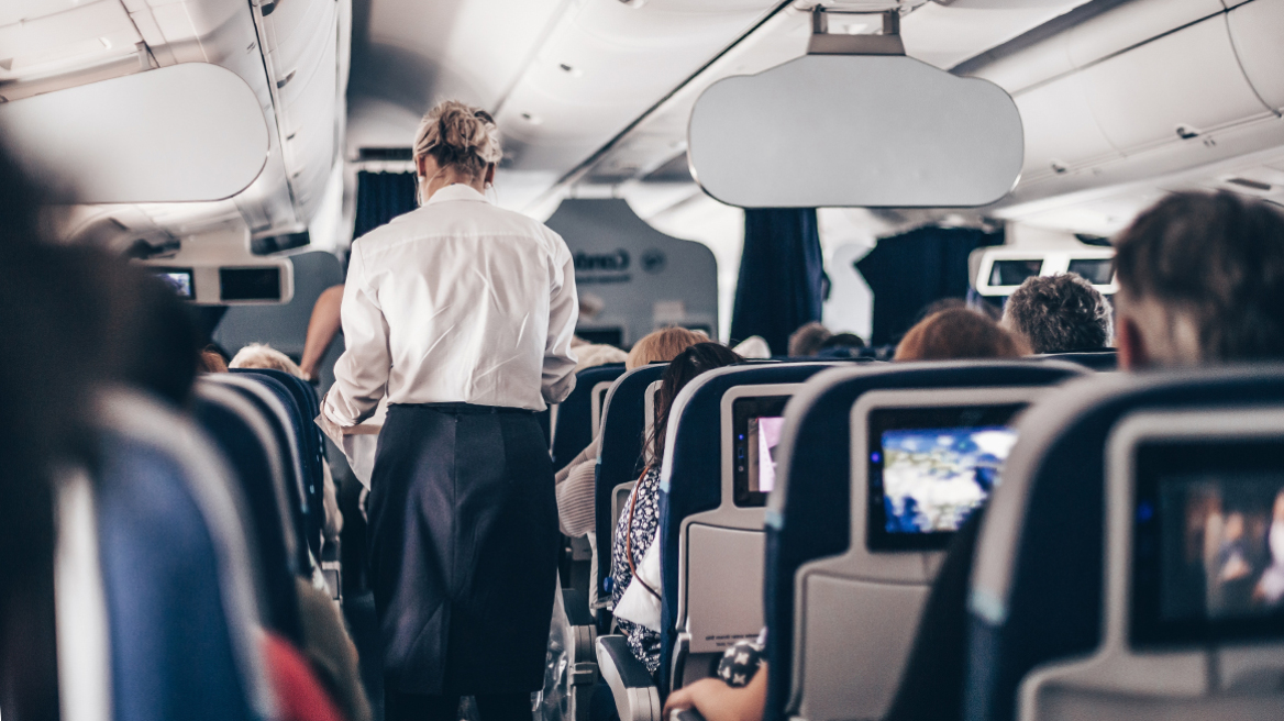 «Mile High Club»: Αεροσυνοδός εξηγεί πως αντιμετωπίζονται οι επιβάτες αεροπλάνου με ερωτικές διαθέσεις στα 30.000 πόδια