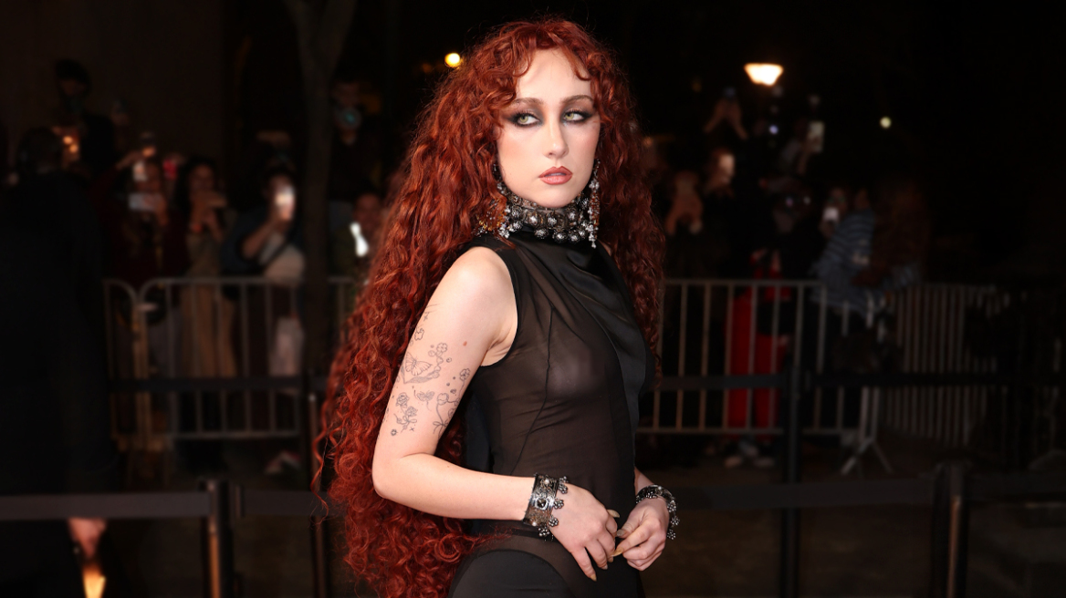 H Τσάπελ Ρόουν ξαναχτύπησε με διαφανές φόρεμα και μόνο ένα στρινγκ από μέσα στην εβδομάδα μόδας στο Παρίσι, δείτε βίντεο