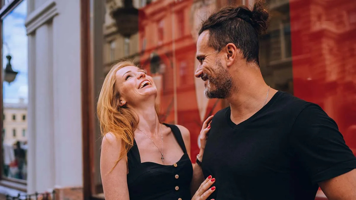 Ύψος: Πόσο επηρεάζει σχέσεις και εισόδημα – Οι προτιμήσεις ανδρών και γυναικών