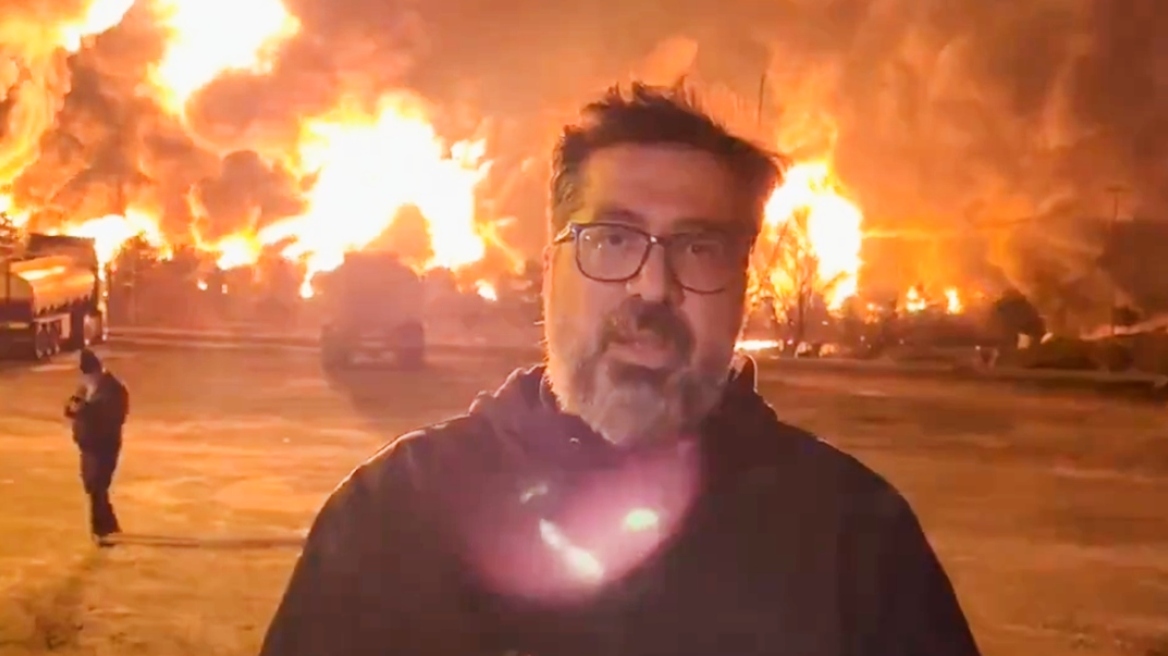 Δείτε βίντεο: Ιρανός ρεπόρτερ μεταδίδει μπροστά από «κόλαση φωτιάς», μετά από χτύπημα σε πετρελαϊκές εγκαταστάσεις