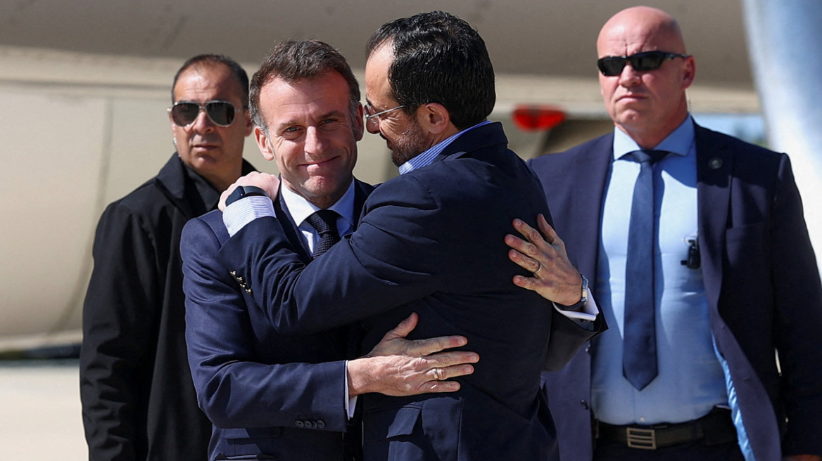 «Η αγκαλιά που ντρόπιασε τον Στάρμερ»: Τι γράφουν οι Άγγλοι για την επίσκεψη Μακρόν στην Κύπρο