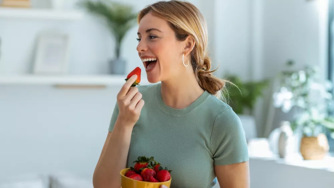 Tρόφιμα γεμάτα φυτοφάρμακα και μικροπλαστικά μας επιβαρύνουν «σιωπηλά» σύμφωνα με γιατρό του Χάρβαρντ