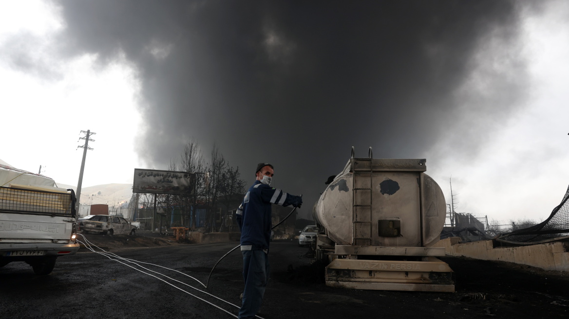 Axios: Οι ΗΠΑ διαφώνησαν με το Ισραήλ για τους βομβαρδισμούς σε δεξαμενές πετρελαίου στην Τεχεράνη, τι φοβάται η Ουάσινγκτον