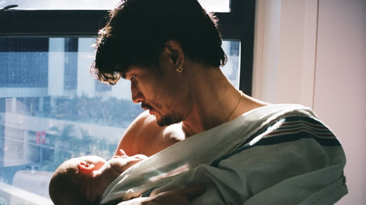 Ο Τσαρλς Μέλτον του «Riverdale» έγινε πατέρας για πρώτη φορά