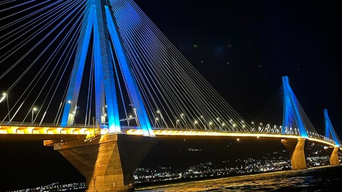Φωταγωγήθηκε η γέφυρα Ρίου Αντιρρίου για τα 100 χρόνια του Παναιτωλικού, δείτε βίντεο