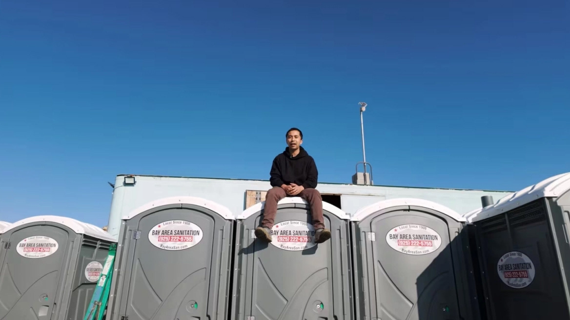 Η «περίεργη» επιχείρηση που έκανε εκατομμυριούχο έναν 31χρονο: 2.000 φορητές τουαλέτες και 4,3 εκατ. ευρώ
