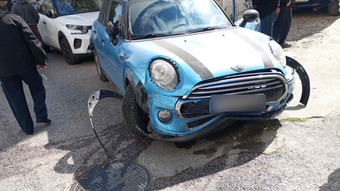 Ζημιές σε έξι ΙΧ από την τρελή πορεία του 20χρονου χωρίς δίπλωμα στον Πειραιά - «Θα δουλέψω να σας τα πληρώσω» φώναζε