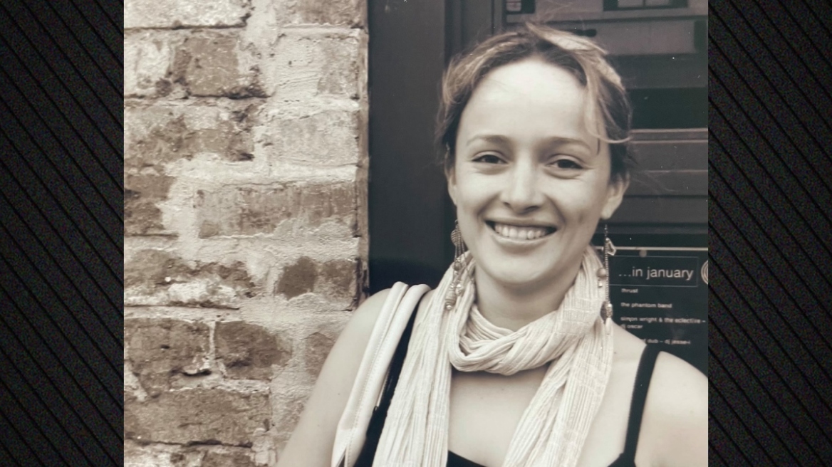 Η απίστευτη ιστορία της Αυστραλής μουσικού που έχασε την ακοή της μετά από καθαρισμό στα αυτιά της