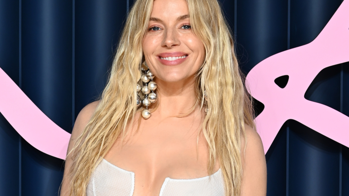 Sienna Miller: Το αγαπημένο της άρωμα ισορροπεί ανάμεσα σε αντιθέσεις, συνδυάζοντας φρεσκάδα και βάθος
