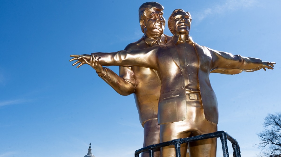 Τραμπ - Έπσταιν: Γιγαντιαίο άγαλμά τους, εμπνευσμένο από σκηνή του «Τιτανικού», από ανώνυμους ακτιβιστές στην Ουάσιγκτον
