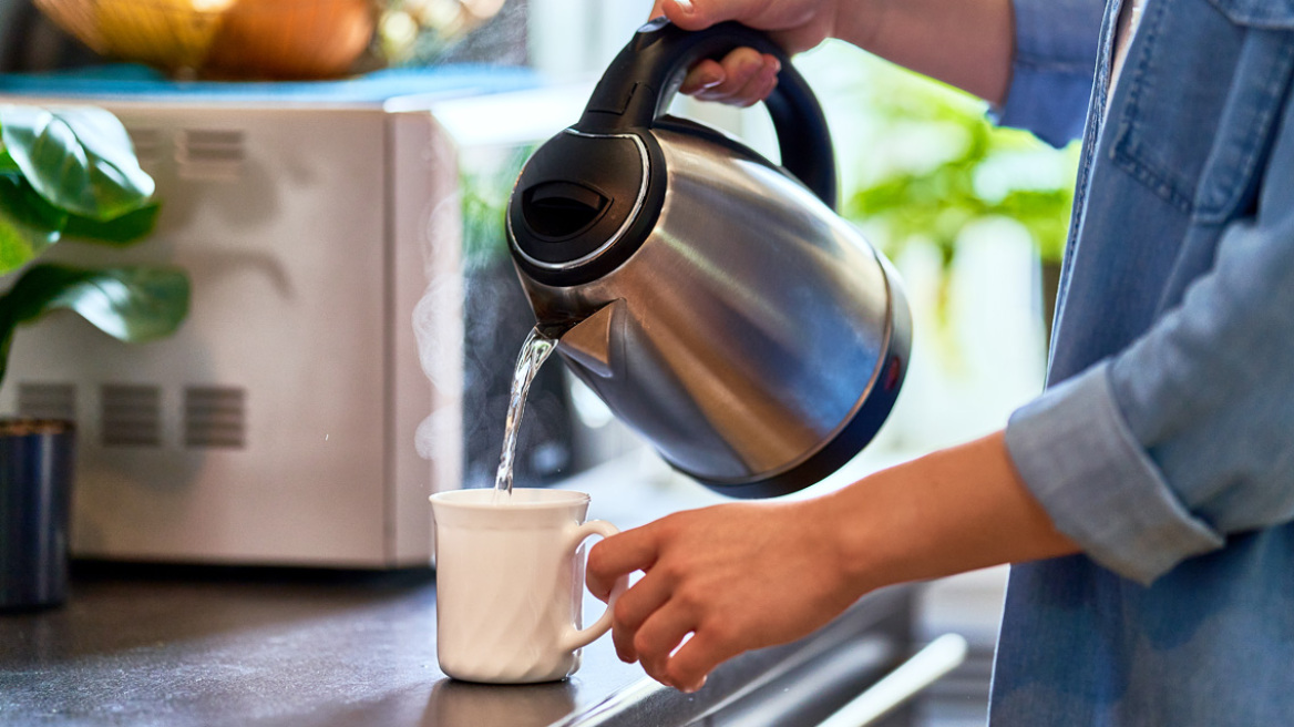 Γιατί ξαφνικά τόσοι πολλοί πίνουν σκέτο ζεστό νερό