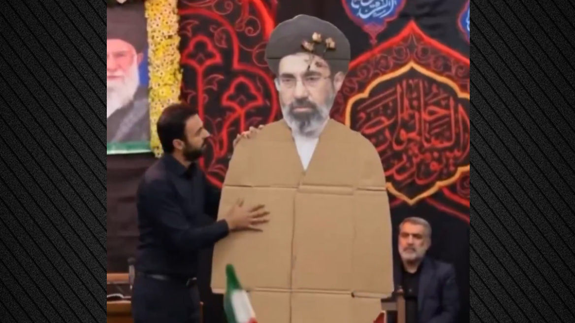 Μοτζτάμπα Χαμενεΐ: Με χάρτινο ομοίωμα «εμφανίστηκε» στην Τεχεράνη - Τραυματίστηκε την πρώτη ημέρα του πολέμου, γράφουν οι NYT