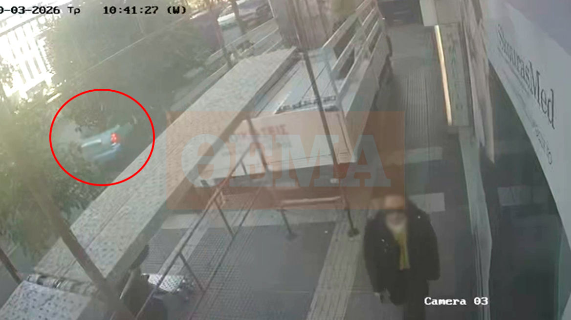 Βίντεο: Η τρελή πορεία του 20χρονου οδηγού που παρέσυρε ηλικιωμένη, χτύπησε μηχανάκι και βαν και κατέληξε σε φαρμακείο στον Πειραιά
