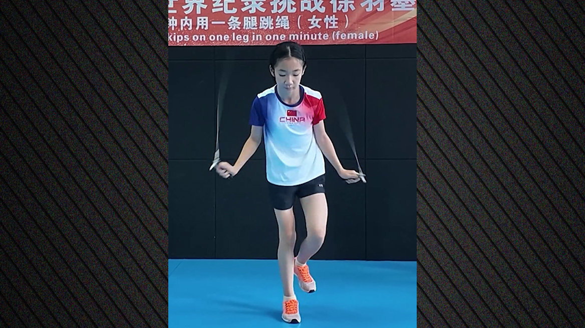 Απίθανο βίντεο στην Κίνα: Κοριτσάκι κατέρριψε το ρεκόρ των περισσότερων αλμάτων με σχοινάκι στο ένα πόδι