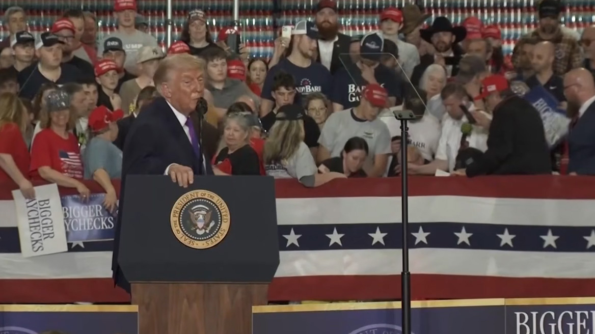 Οπαδός του Τραμπ λιποθύμησε κατά τη διάρκεια ομιλίας του στο Λούιβιλ: Δείτε βίντεο