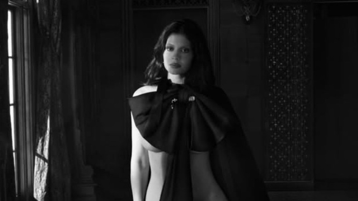 Κάιλι Τζένερ: Τόπλες σε άκρως αισθησιακή φωτογράφιση - «Θέλω να κάνω και άλλα παιδιά» δηλώνει
