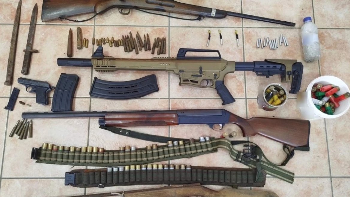 Δύο συλλήψεις για οπλοκατοχή στα Χανιά: Βρέθηκε πολεμικό όπλο και κλεμμένα ζώα σε ποιμνιοστάσιο