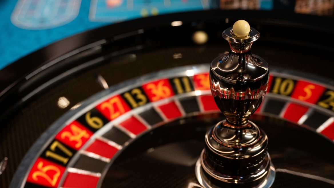 Οι συνομιλίες που πρόδωσαν το κύκλωμα παράνομου τζόγου που έβγαλε 16 εκατομμύρια: «Θα τα πάρει μία φορά και μετά έφαγε το μικρόβιο»
