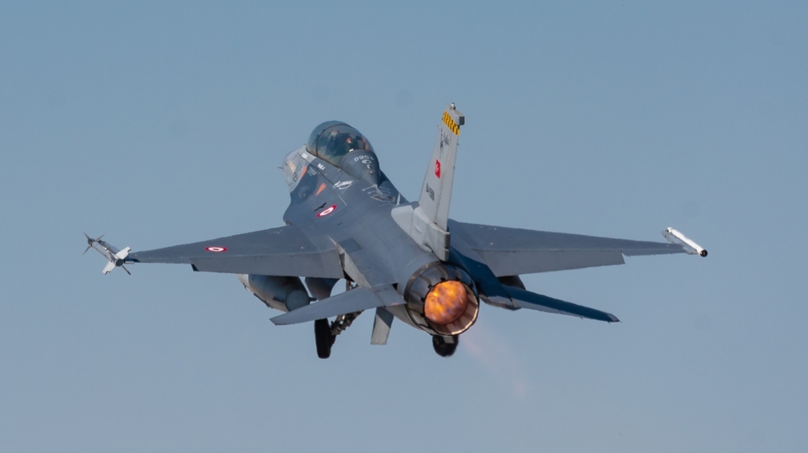 Κύπρος: Χαμηλές πτήσεις από τουρκικά F-16, σε συνεχή ετοιμότητα με εκπαιδευτικές πτήσεις τα ελληνικά μαχητικά
