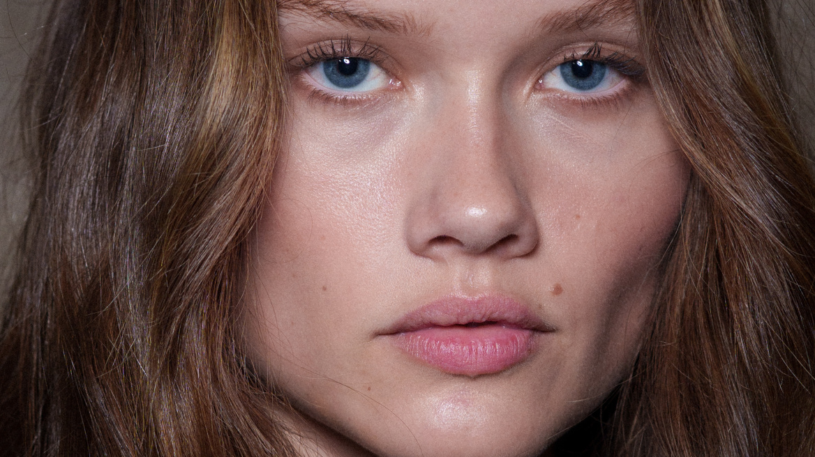 Δέκα tips & tricks για να μειώσουμε το πρήξιμο στην περιοχή των ματιών
