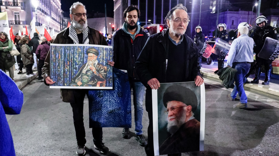 Ο φωτορεπόρτερ που απαθανάτισε τον Λαφαζάνη με το πορτρέτο του Χαμενεΐ ξεσπά: Δεν είναι ΑΙ, λυπηρό να πρέπει να αποδείξουμε τα αυτονόητα