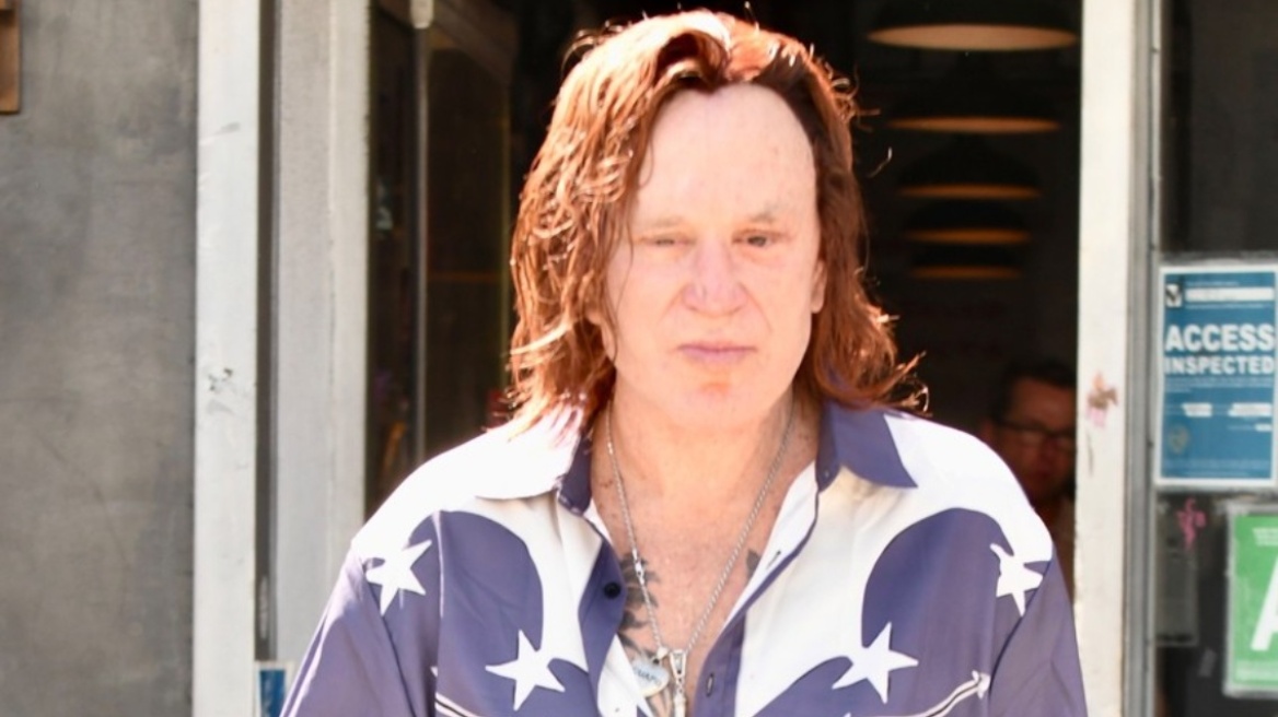 Με κόκκινα μαλλιά και καουμπόικη εμφάνιση ο Μίκι Ρουρκ μετά την έξωση από το σπίτι του