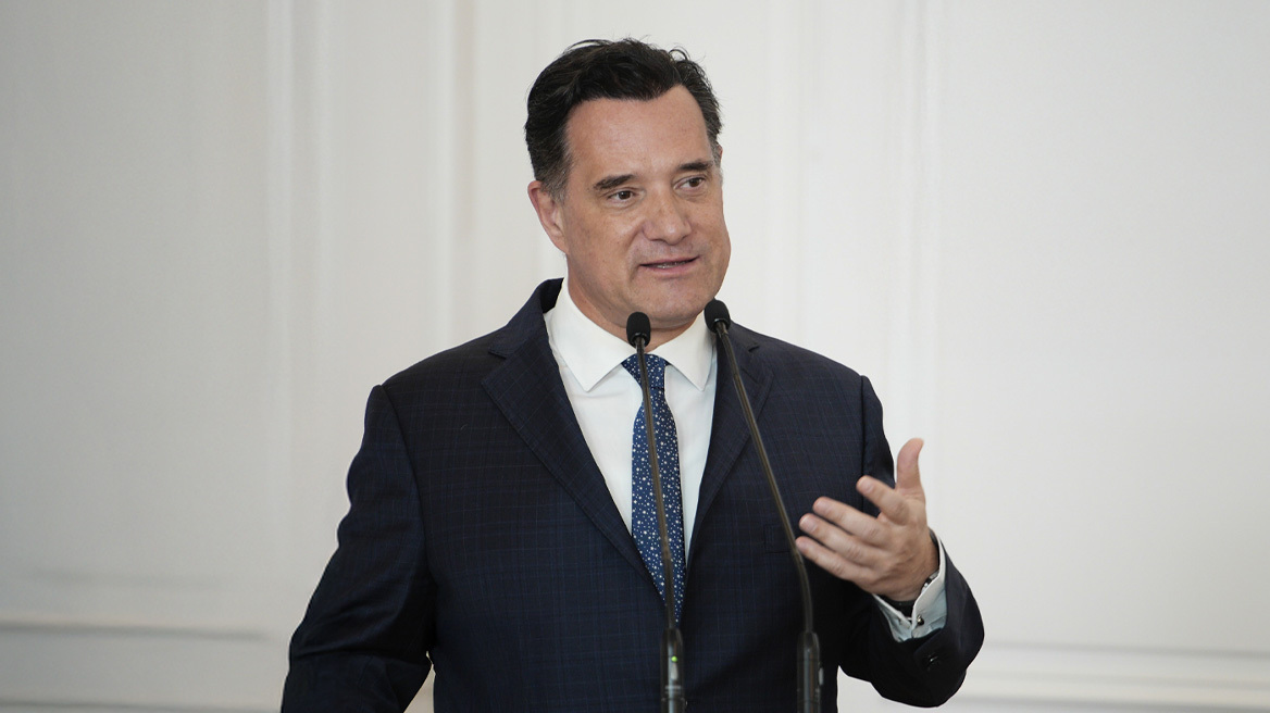 «Ραν ταν Πλαν» αποκαλεί ο Άδωνις Γεωργιάδης τον Ανδρουλάκη μετά τη διαγραφή Κωνσταντινόπουλου