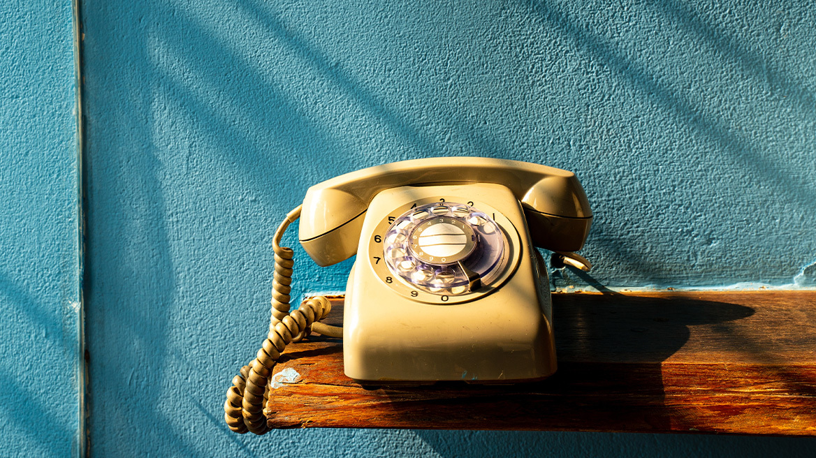 Αναλογική επικοινωνία: Γιατί οι γονείς επαναφέρουν τα σταθερά τηλέφωνα στην εποχή των smartphones