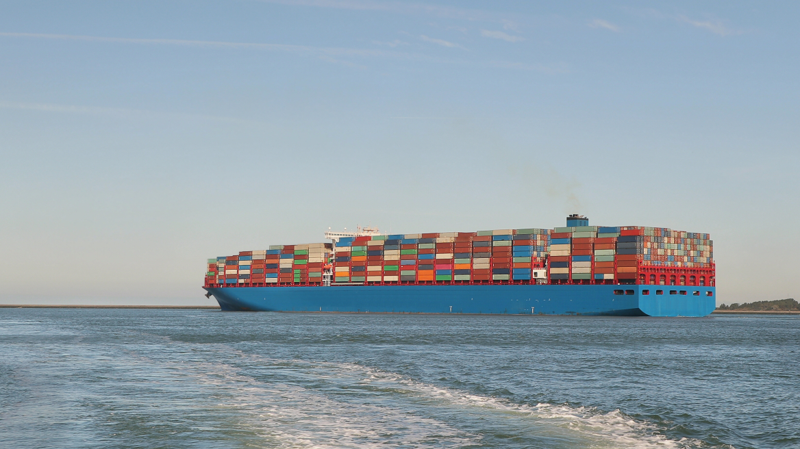 Πόλεμος στη Μέση Ανατολή: Εκτοξεύονται τα ναύλα και αλλάζουν ρότα τα containerships
