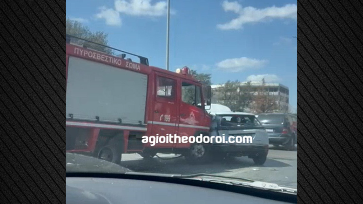 Μποτιλιάρισμα στη Λεωφόρο Αθηνών λόγω καραμπόλας με 4 ΙΧ και όχημα της Πυροσβεστικής, δείτε βίντεο