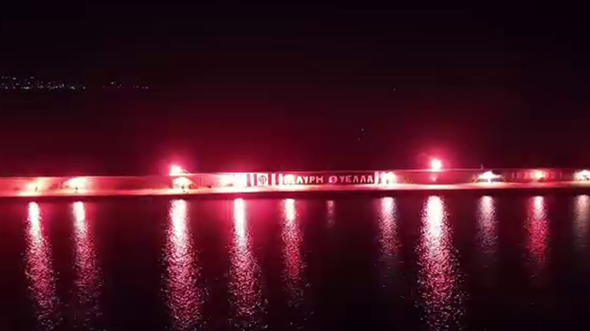 Ξεκίνησε νωρίς η φιέστα ανόδου της Καλαμάτας: Έγινε η νύχτα μέρα με τα καπνογόνα και τα πυροτεχνήματα για τη «Μαύρη Θύελλα», βίντεο 