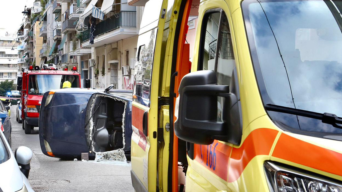 Απεγκλωβίστηκε ο άνδρας από το όχημα που αναποδογύρισε στη μέση του δρόμου στην Κυψέλη, δείτε βίντεο και φωτογραφίες