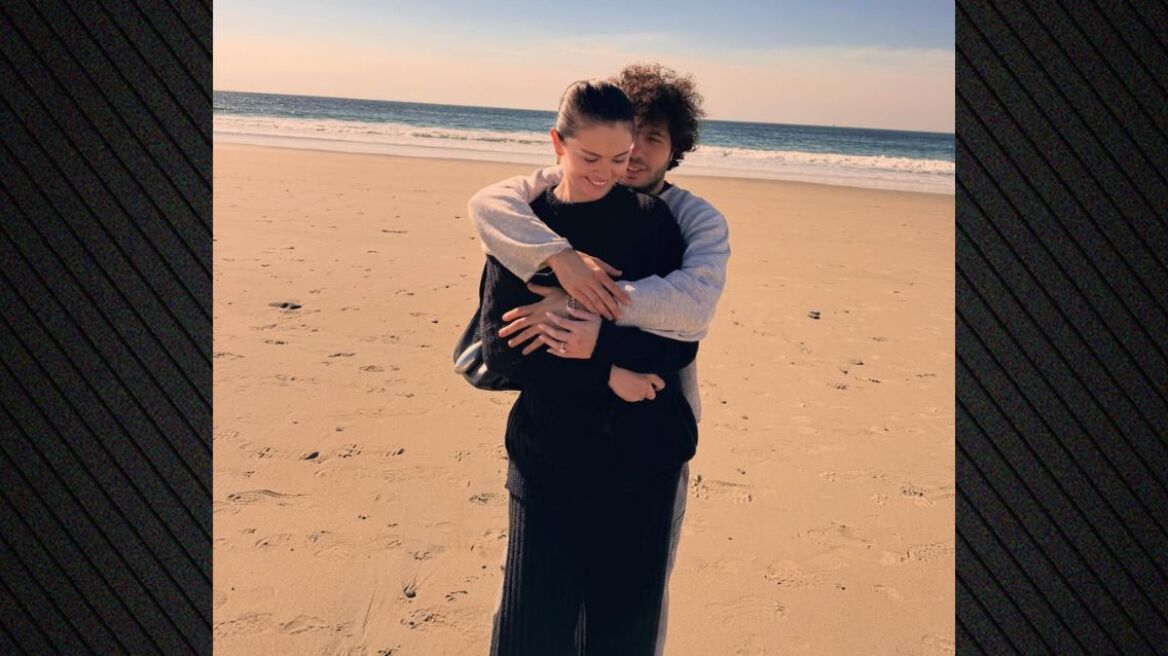 Οι αγκαλιές της Σελένα Γκόμεζ με τον Μπένι Μπλάνκο στην παραλία