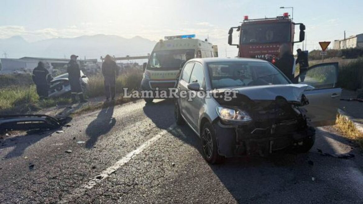 Τρεις τραυματίες μετά από τροχαίο στη Λαμία, δείτε βίντεο και φωτογραφίες