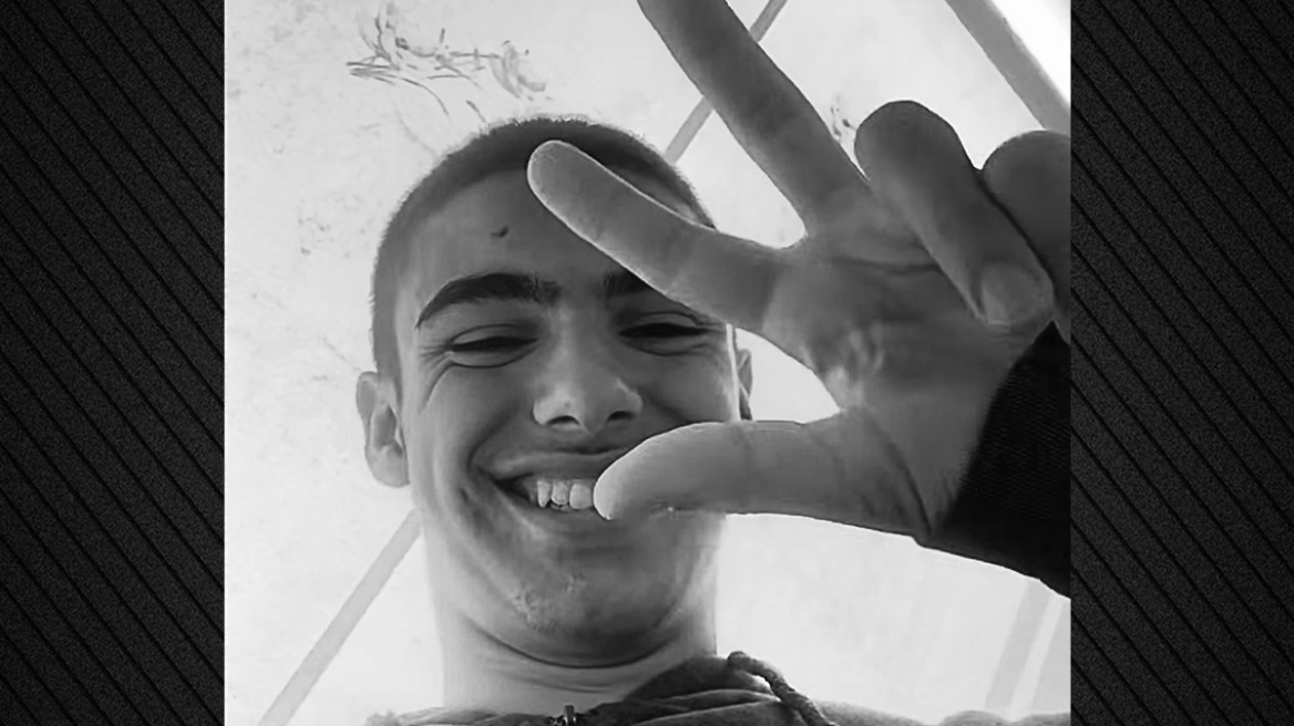 Οδύνη στο τελευταίο αντίο του 18χρονου Μάκη στον Πύργο: «Καλό ταξίδι παλικάρι μου» λένε οι γονείς του
